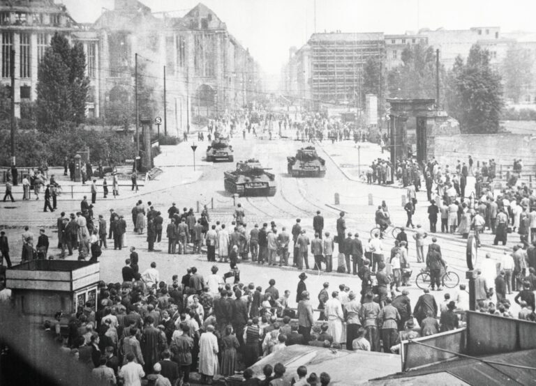 Als Moskau Panzer nach Berlin schickte: Vor siebzig Jahren schlugen sowjetische Truppen in Ostdeutschland einen Volksaufstand nieder. Heute lässt sich rekonstruieren, warum Moskau so brutal handelte