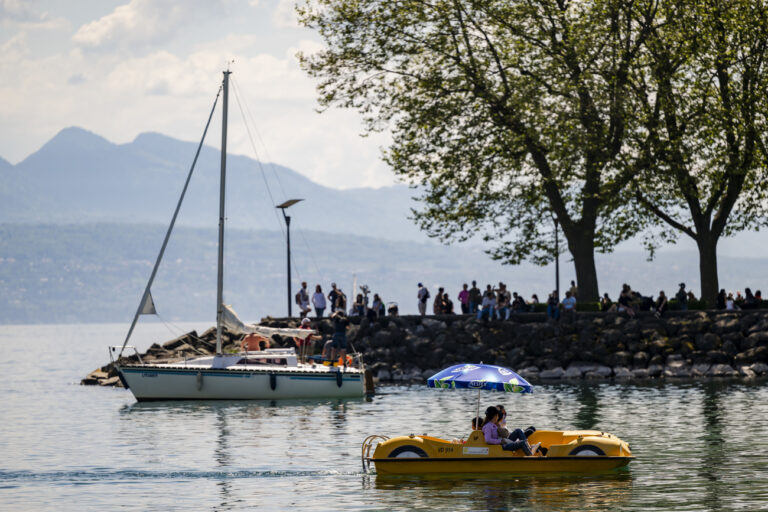 Des personnes profitent du soleil et du beau temps en faisant du pedalo sur le Leman a Ouchy lors du week-end de l'Ascension le samedi 11 mai 2024 a Lausanne. (KEYSTONE/Jean-Christophe Bott)