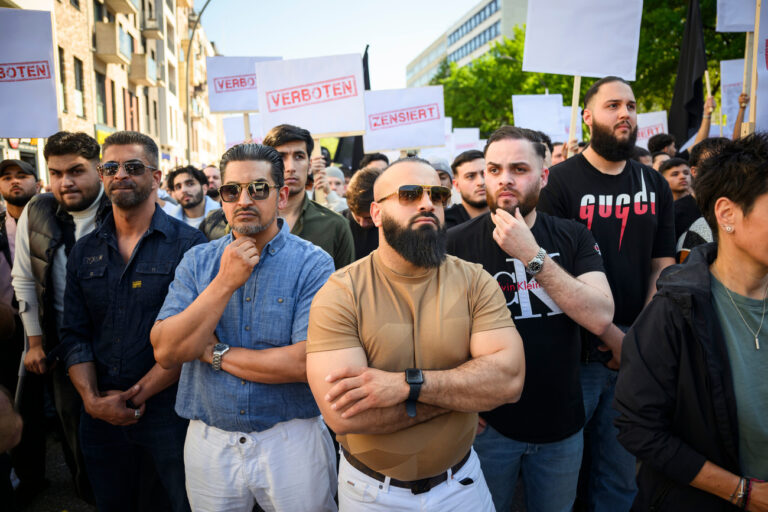 dpatopbilder - 11.05.2023, Hamburg: Demonstranten halten Schilder mit den Aufdrucken «Verboten» und «Zensiert» auf einer Kundgebung des islamistischen Netzwerks Muslim Interaktiv unter dem Titel «Gegen Zensur und Meinungsdiktat» im Hamburger Stadtteil St. Georg in die Höhe. Foto: Gregor Fischer/dpa +++ dpa-Bildfunk +++ (KEYSTONE/DPA/Gregor Fischer)