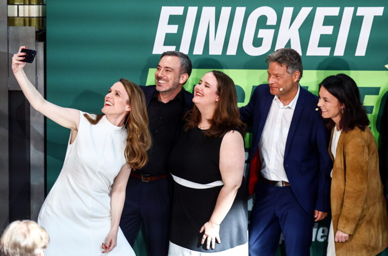 epa11336557 The German Greens party candidate for the upcoming 2024 European elections, Terry Reintke (L), takes selfie with (2L-R) Greens party candidate Sergey Lagodinsky, Green party co-chairperson Ricarda Lang, German Economy and Climate Minister Robert Habeck and Germany's Foreign Minister Annalena Baerbock during the Greens party's kick-off campaign tour for the European election, in Berlin, Germany, 13 May 2024. Slogan in background reads: ' Unity'. EPA/FILIP SINGER