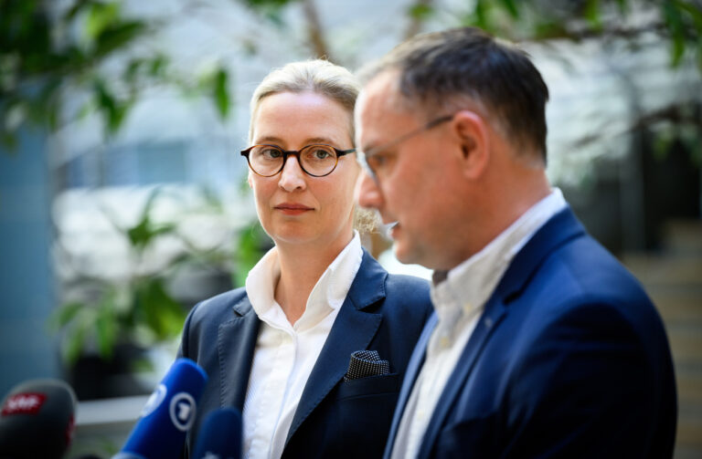 13.05.2024, Berlin: Alice Weidel (l), Vorsitzende der AfD-Bundestagsfraktion, und Tino Chrupalla, Vorsitzender der AfD-Bundestagsfraktion, äußern sich im Deutschen Bundestag zum Urteil des nordrhein-westfälischen Oberverwaltungsgerichts (OVG) zur Einstufung der AfD als rechtsextremistischer Verdachtsfall. Die Einstufung der AfD als rechtsextremistischer Verdachtsfall durch das Bundesamt für Verfassungsschutz (BfV) ist nach einem Urteil OVG in Münster rechtens. Damit darf der Verfassungsschutz auch weiterhin nachrichtendienstliche Mittel zur Beobachtung der Partei einsetzen. Foto: Bernd von Jutrczenka/dpa +++ dpa-Bildfunk +++ (KEYSTONE/DPA/Bernd von Jutrczenka)