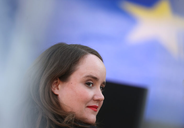 13.05.2024, Bayern, Würzburg: Ricarda Lang (M), Bundesvorsitzende von Bündnis 90/Die Grünen, sitzt vor ihrer Rede bei der Europawahlkampf-Tour der Grünen, vor der Bühne. Foto: Karl-Josef Hildenbrand/dpa +++ dpa-Bildfunk +++ (KEYSTONE/DPA/Karl-Josef Hildenbrand)