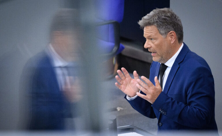 15.05.2024, Berlin: Robert Habeck (Bündnis 90/Die Grünen), Bundesminister für Wirtschaft und Klimaschutz, spricht in der Aktuellen Stunde der Plenarsitzung im Deutschen Bundestag. Die Hauptthemen der 168. Sitzung der 20. Legislaturperiode sind, neben der Befragung der Bundesregierung, eine Aktuelle Stunde zum «Kernkraft-Aus», ein Gesetzentwurf zur Änderung des Bundesdatenschutzgesetzes und das Abkommen zur grenzüberschreitenden Berufsausbildung mit Frankreich. Foto: Bernd von Jutrczenka/dpa +++ dpa-Bildfunk +++ (KEYSTONE/DPA/Bernd von Jutrczenka)