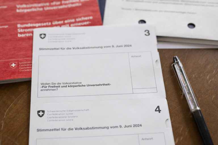 [Symbolbild/Gestellte Aufnahme] Der Stimmzettel der Volksinitiative fuer Freiheit und koerperliche Unversehrtheit, anlaesslich der Eidgenoessischen Volksabstimmung vom 09. Juni 2024, fotografiert am Freitag, 17. Mai 2024 in Zuerich. (KEYSTONE/Christian Beutler)