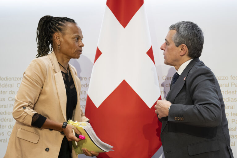 Bundesrat Ignazio Cassis, rechts, spricht mit Patricia Danzi, Direktorin der Direktion fuer Entwicklung und Zusammenarbeit (DEZA), links, nach einer Medienkonferenz ueber die Botschaft zur Strategie der internationalen Zusammenarbeit 2025 bis 2028, am Mittwoch, 22. Mai 2024, im Medienzentrum Bundeshaus in Bern. (KEYSTONE/Anthony Anex)