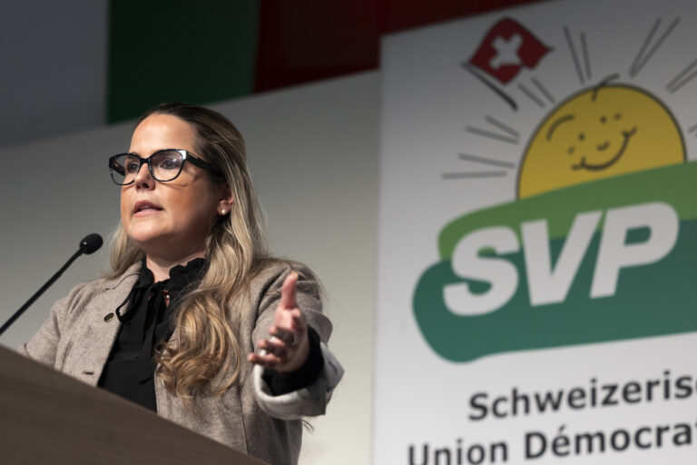 Martina Bircher, Nationalraetin SVP-AG, spricht ueber das Asylwesen, beim Sonderparteitag der SVP, am Samstag, 25. Mai 2024 in Basel. (KEYSTONE/Peter Klaunzer)