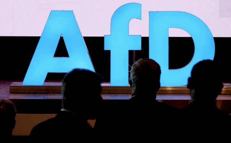 25.05.2024, Sachsen, Glauchau: Delegierte sind beim Landesparteitag der AfD Sachsen vor einem Logo der Partei zu sehen. Auf dem Treffen wird das Programm zu den kommenden Landtagswahlen in Sachsen diskutiert. Foto: Sebastian Willnow/dpa +++ dpa-Bildfunk +++ (KEYSTONE/DPA/Sebastian Willnow)