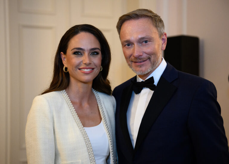 26.05.2024, Berlin: Christian Lindner (FDP), Bundesminister der Finanzen, und seine Frau Franca Lehfeldt kommen zum Staatsbankett zu Ehren des Präsidenten von Frankreich, Macron, und seiner Frau im Schloss Bellevue. Der französische Präsident Macron ist zusammen mit seiner Frau auf Einladung von Bundespräsident Steinmeier zu einem dreitägigen Staatsbesuch in Deutschland. Foto: Bernd von Jutrczenka/dpa +++ dpa-Bildfunk +++ (KEYSTONE/DPA/Bernd von Jutrczenka)