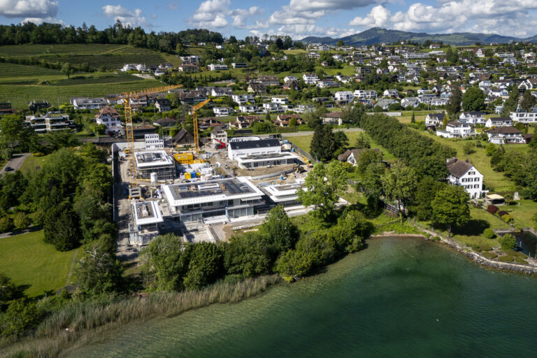 Roger Federer errichtet in Rapperswil-Jona ein halbes Dorf. Doch vor der Schweizer Rekurskultur muss sogar der Tennis-Maestro kuschen