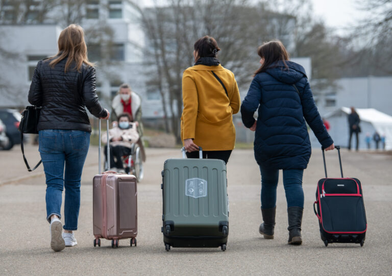 ARCHIV - 18.03.2022, Baden-Württemberg, Ellwangen: Drei aus der Ukraine stammende Frauen gehen in der Landeserstaufnahmestelle für Flüchtlinge (LEA) zu ihrem Quartier. (zu dpa: «Ukraine oder Ungarn? Staatsangehörigkeit von 2300 Geflüchteten geprüft») Foto: Stefan Puchner/dpa +++ dpa-Bildfunk +++ (KEYSTONE/DPA/Stefan Puchner)