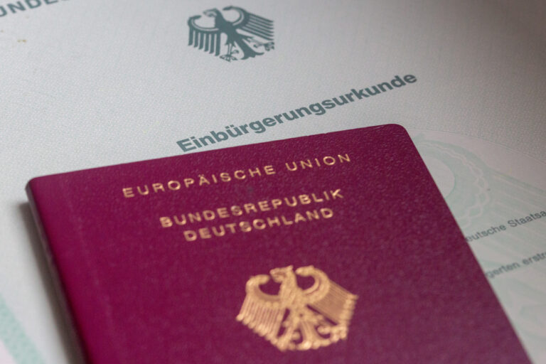 SYMBOLBILD - 02.02.2024, Berlin: Eine Einbürgerungsurkunde der Bundesrepublik Deutschland und ein deutscher Reisepass liegen auf einem Tisch. Die Länderkammer befasst sich ferner mit der vom Bundestag Mitte Januar verabschiedeten Reform des Staatsangehörigkeitsrechts. Menschen können demnach in Deutschland künftig schneller eingebürgert werden und dabei auch ihren ausländischen Pass behalten. (zu dpa: «Kabelfernsehen, Charles-Scheine, EU-Wahl: Das ändert sich im Juni») Foto: Fernando Gutierrez-Juarez/dpa +++ dpa-Bildfunk +++ (KEYSTONE/DPA/Fernando Gutierrez-Juarez)