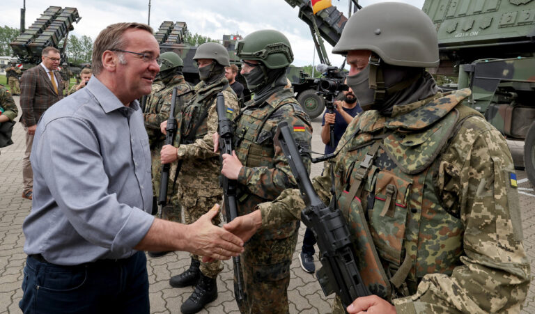 29.05.2024, Mecklenburg-Vorpommern, --: Boris Pistorius (SPD, l), Bundesverteidigungsminister, besucht auf einem Truppenübungsplatz in Mecklenburg-Vorpommern die Flugabwehrraketengruppe 21 und begrüßt einen der ukrainischen Soldaten (r), die hier an dem bodengebundenen Luftverteidigungssystem Patriot ausgebildet werden. Foto: Bernd Wüstneck/dpa +++ dpa-Bildfunk +++ (KEYSTONE/DPA/Bernd Wüstneck)