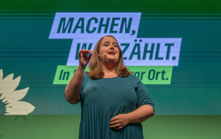 01.06.2024, Brandenburg, Potsdam: Ricarda Lang, Bundesvorsitzende von Bündnis 90/Die Grünen, spricht beim kleinen Parteitag von Bündnis 90/Die Grünen in der Schinkelhalle. Mit einem kleinen Parteitag in Potsdam wollen rund 100 Grünen-Delegierte die heiße Endphase des Europawahlkampfs einläuten. Foto: Monika Skolimowska/dpa +++ dpa-Bildfunk +++ (KEYSTONE/DPA/Monika Skolimowska)