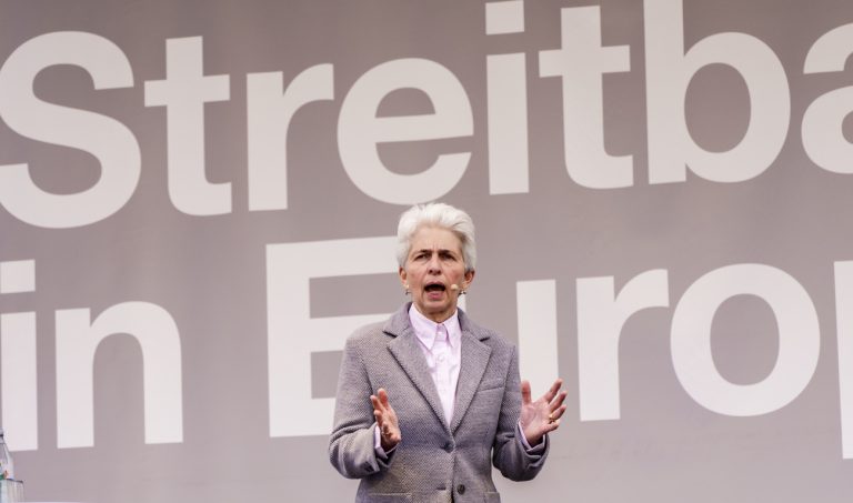 04.06.2024, Hessen, Frankfurt/Main: Marie-Agnes Strack-Zimmermann (FDP), FDP-Spitzenkandidatin/Europawahl 2024, spricht auf der Europawahlveranstaltung. Die FDP hält ihren Wahlkampfabschluss zur Europawahl 2024 auf dem Römerberg ab. Foto: Andreas Arnold/dpa +++ dpa-Bildfunk +++ (KEYSTONE/DPA/Andreas Arnold)