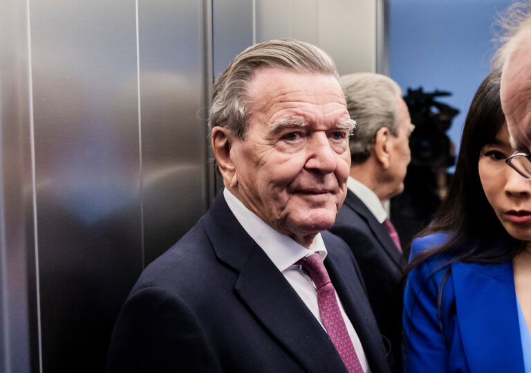 dpatopbilder - 06.06.2024, Berlin: Altkanzler Gerhard Schröder (SPD, l), und seine Ehefrau Soyeon Schröder-Kim (M) stehen im Oberverwaltungsgericht (OVG) Berlin-Brandenburg nach der mündlichen Verhandlung im Prozess um den Verlust seines Büros im Bundestag in einem Aufzug. Schröder will durchsetzen, dass der Bundestag ihm weiter ein Büro mit Räumen und Personal bezahlt. - recrop Foto: Christoph Soeder/dpa +++ dpa-Bildfunk +++ (KEYSTONE/DPA/Christoph Soeder)