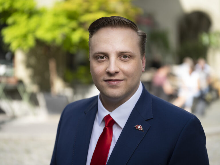 Nils Fiechter, Praesident Junge SVP Schweiz und Grossrat des Kantons Bern, portraitiert am Dienstag, 4. Juni 2024 in Bern. (KEYSTONE/Gaetan Bally)