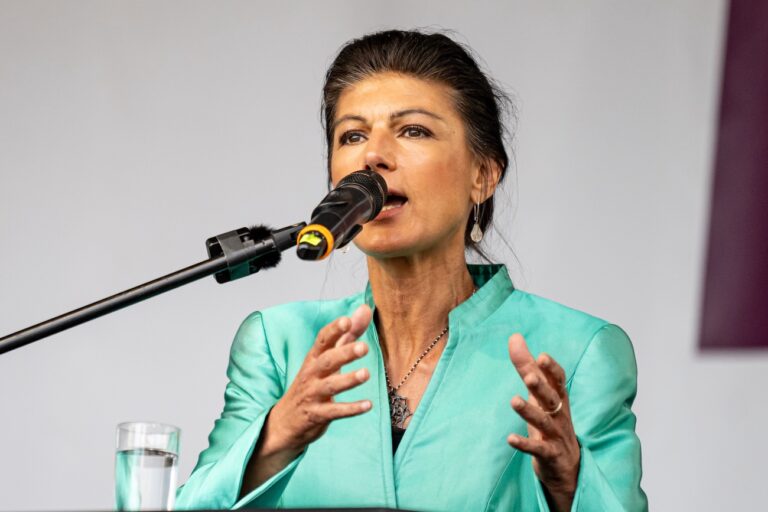 06.06.2024, Berlin: Sahra Wagenknecht (BSW), Parteivorsitzende, spricht am Wahlkampfschluss des BSW am Neptunbrunnen in Berlin-Mitte. Foto: Fabian Sommer/dpa +++ dpa-Bildfunk +++ (KEYSTONE/DPA/Fabian Sommer)