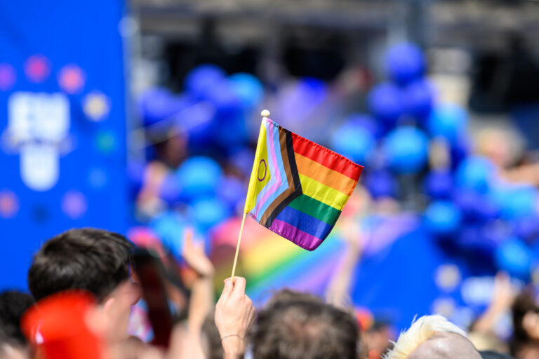 ABD0056_20240608 - WIEN - ÖSTERREICH: Eine Fahne im Rahmen der 28. Vienna Pride - Regenbogenparade am Samstag, 08. Juni 2024, in Wien. - FOTO: APA/MAX SLOVENCIK