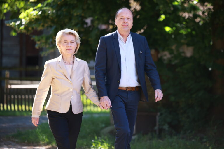 epa11399008 European Commission President Ursula von der Leyen (L) and her husband Heiko von der Leyen arrive to cast their ballots in Burgdorf, Germany, 09 June 2024. The European Parliament elections take place across EU member states from 06 to 09 June 2024, with the European elections in Germany being held on 09 June. EPA/CLEMENS BILAN