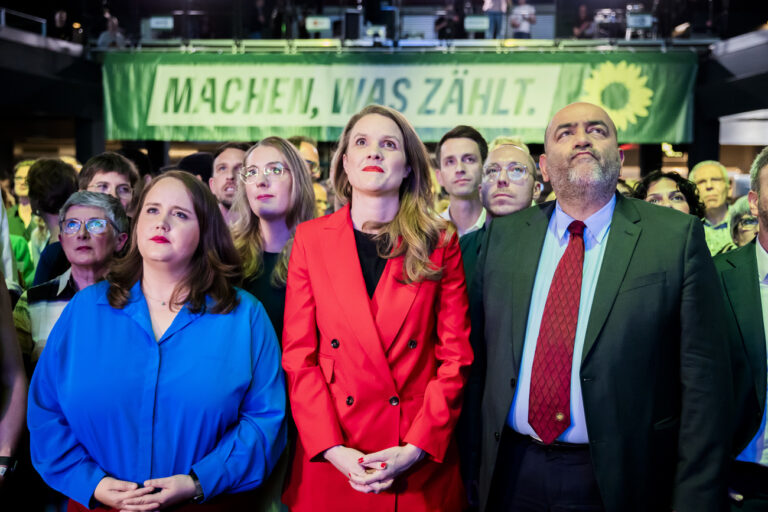 dpatopbilder - 09.06.2024, Berlin: Ricarda Lang (l-r), Bundesvorsitzende von Bündnis 90/Die Grünen, Terry Reintke, Spitzenkandidatin der Grünen für die Europawahl 2024, und Omid Nouripour, Bundesvorsitzender von Bündnis 90/Die Grünen, reagieren bei der Wahlparty der Grünen in der Columbiahalle auf die ersten Hochrechnungen. Die Europawahl begann am 6. Juni und in Deutschland wurde am 9. Juni gewählt. Foto: Christoph Soeder/dpa +++ dpa-Bildfunk +++ (KEYSTONE/DPA/Christoph Soeder)