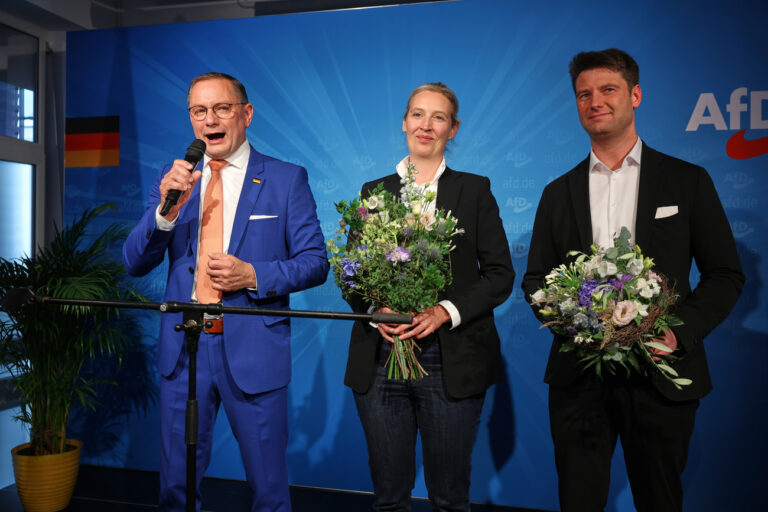 09.06.2024, Berlin: Tino Chrupalla (l-r) spricht neben Alice Weidel (M), beide AfD-Bundesvorsitzende, und René Aust, AfD-Kandidat für die Europawahl, in der AfD-Parteizentrale nach der Prognose zur Europawahl. Die Europawahl begann am 6. Juni und in Deutschland wurde am 9. Juni gewählt. Foto: Joerg Carstensen/dpa +++ dpa-Bildfunk +++ (KEYSTONE/DPA/Jörg Carstensen)