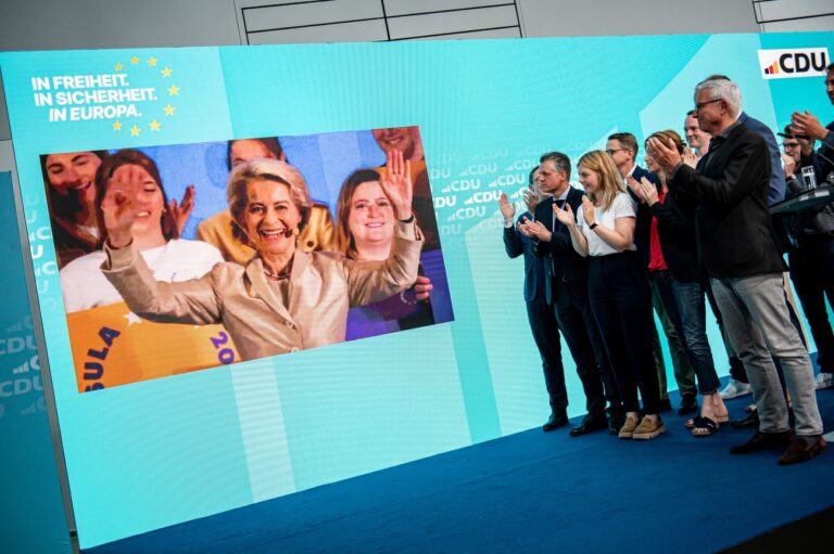 09.06.2024, Berlin: Ursula von der Leyen (l, CDU), Präsidentin der Europäischen Kommission, wird nach den ersten Hochrechnungen im Konrad-Adenauer-Haus zugeschaltet. Die Europawahl begann am 6. Juni und in Deutschland wurde am 9. Juni gewählt. Foto: Fabian Sommer/dpa +++ dpa-Bildfunk +++ (KEYSTONE/DPA/Fabian Sommer)