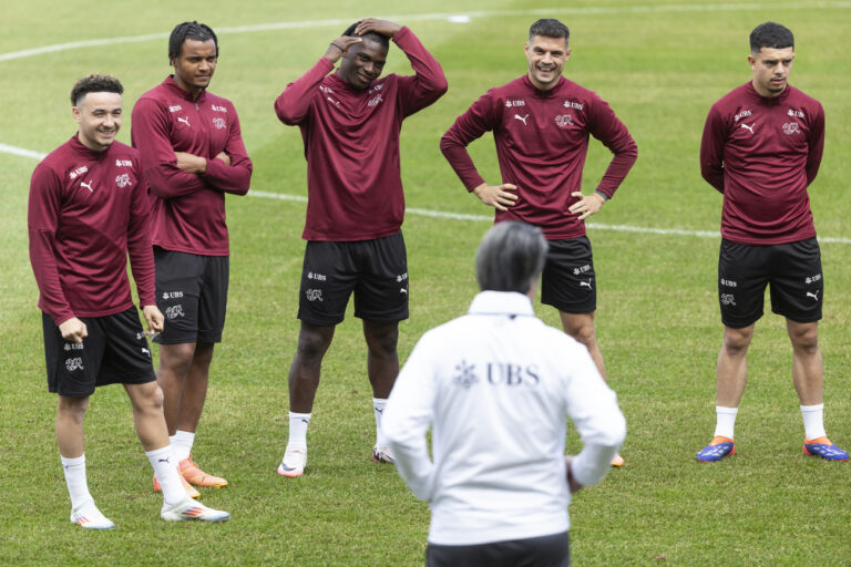 Switzerland's head coach Murat Yakin, front, talks to his players Ruben Vargas, Manuel Akanji, Breel Embolo, Granit Xhaka and Zeki Amdouni, from left, during a training session at the 