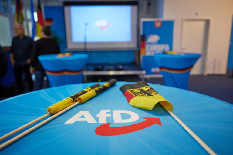 09.06.2024, Berlin: Deutschlandfahnen liegen auf einer Wahlparty in der AfD-Parteizentrale vor der ersten Hochrechnung zur Europawahl bereit. (zu dpa: «Streit um AfD-Parteitag in Essen · bleibt es bei Kündigung der Halle?») Foto: Jörg Carstensen/dpa +++ dpa-Bildfunk +++ (KEYSTONE/DPA/Jörg Carstensen)