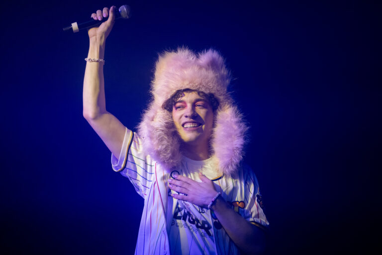 Nemo performt den Siegersong des Eurovision Songcontests anlaesslich des Pride Festival auf der Landiwiese am Freitag, den 14. Juni 2024, in Zuerich. (KEYSTONE/Christian Merz)