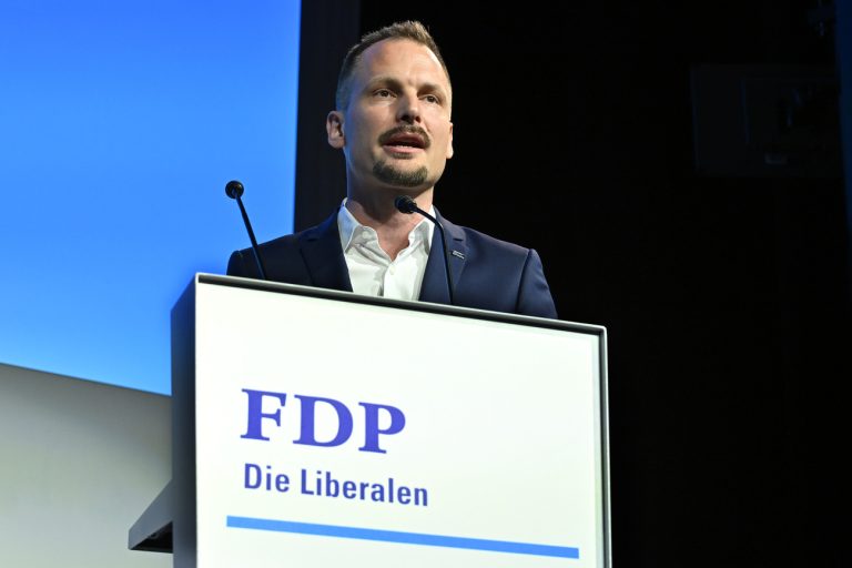 Jonas Projer, neuer FDP-Generalsekretaer an der Delegiertenversammlung der FDP in Moeriken-Wildegg am Samstag, 22. Juni 2024. (KEYSTONE/Walter Bieri )