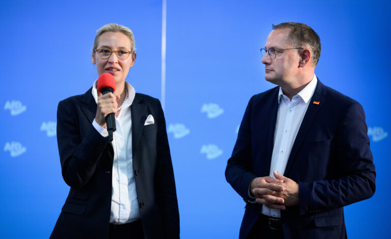 28.06.2024, Nordrhein-Westfalen, Essen: Alice Weidel (l), Bundesvorsitzende der AfD, und Tino Chrupalla, Bundesvorsitzender der AfD, begrüßen die Gäste beim Presseempfang am Abend vor dem Bundesparteitag der AfD in der Grugahalle in Essen. Die AfD will bei dem zweitägigen Parteitag unter anderem den Bundesvorstand neu wählen. Gegen das Treffen haben zahlreiche Organisationen Widerstand und mehr als ein Dutzend Gegendemonstrationen angekündigt. Foto: Bernd von Jutrczenka/dpa +++ dpa-Bildfunk +++ (KEYSTONE/DPA/Bernd von Jutrczenka)