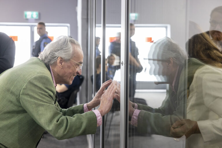 dpatopbilder - 02.07.2024, Hessen, Frankfurt/M.: Heinrich XIII. Prinz Reuß, Hauptangeklagter im Prozess gegen eine mutmaßliche «Reichsbürger-Gruppe», kommt zur Verhandlung. Die Bundesanwaltschaft legt den insgesamt neun Angeklagten unter anderem die Mitgliedschaft in einer terroristischen Vereinigung zur Last. Foto: Helmut Fricke/dpa +++ dpa-Bildfunk +++