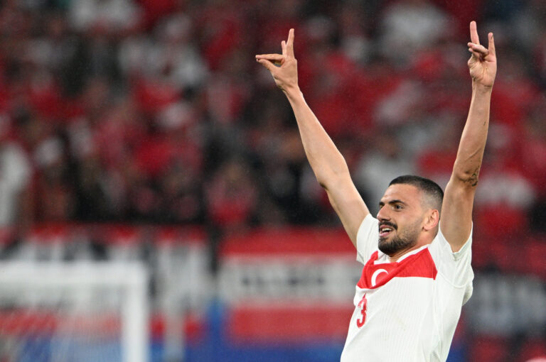 02.07.2024, Sachsen, Leipzig: Fußball, UEFA Euro 2024, EM, Österreich - Türkei, Finalrunde, Achtelfinale, Leipzig Stadion, Merih Demiral von der Türkei jubelt nach seinem Tor zum 0:2. (zu 