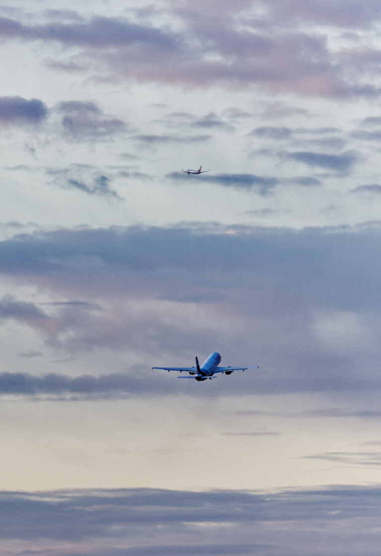 06.07.2024, Nordrhein-Westfalen, Köln: Ein Flugzeug startet vom Flughafen Köln/Bonn in den Morgenhimmel. Foto: Henning Kaiser/dpa +++ dpa-Bildfunk +++ (KEYSTONE/DPA/Henning Kaiser)