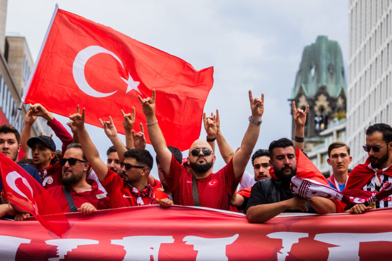 Der türkische «Wolfsgruss» wird in Deutschland endgültig zum Politikum. Gezeigt hat ihn nicht nur ein Spieler auf dem Feld. Sondern auch Hunderte von Fans im Stadion