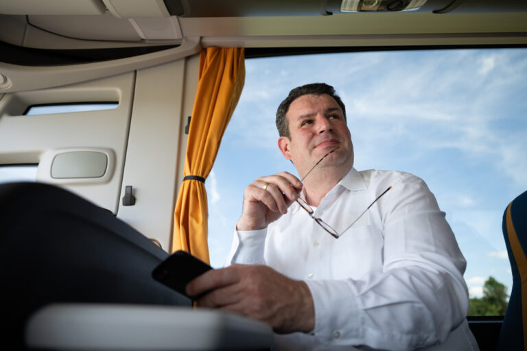 09.07.2024, Baden-Württemberg, Weissach: Bundesarbeitsminister Hubertus Heil (SPD) fährt in einem Reisebus. Heil besuchte Baden-Württemberg im Rahmen einer Sommerreise. Foto: Marijan Murat/dpa +++ dpa-Bildfunk +++ (KEYSTONE/DPA/Marijan Murat)