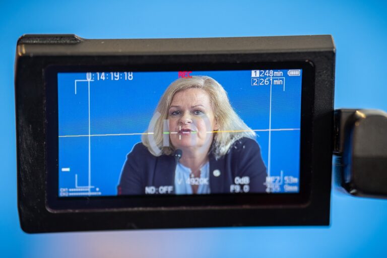 11.07.2024, Berlin: Bundesinnenministerin Nancy Faeser (SPD) nimmt an einer Pressekonferenz zum Abschluss der Prüfung kritischer Komponenten in 5G-Kommunikationsnetzen teil. Foto: Michael Kappeler/dpa +++ dpa-Bildfunk +++ (KEYSTONE/DPA/Michael Kappeler)