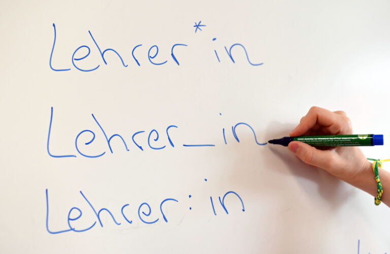 ARCHIV - 27.07.2021, Baden-Württemberg, Karlsruhe: An einem Whiteboard steht das Wort «Lehrer» in verschiedenen Gender-Schreibweisen. Inmitten der Debatte um das Gendern hat der Rat für deutsche Rechtschreibung auf die Rolle der Schulen hingewiesen. (zu dpa: «KMK: Gender-Stern nicht Teil amtlicher Rechtschreibung») Foto: Uli Deck/dpa +++ dpa-Bildfunk +++ (KEYSTONE/DPA/Uli Deck)