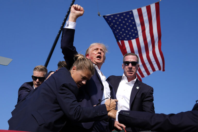 Republican presidential candidate former President Donald Trump is surrounded by U.S. Secret Service agents at a campaign rally, Saturday, July 13, 2024, in Butler, Pa. (KEYSTONE/AP Photo/Evan Vucci)