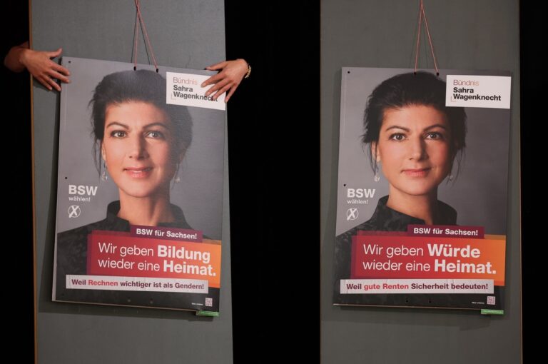 15.07.2024, Frankenberg: Ein Mitglied des Landesverbandes Sachsen hängt die Plakate für die Präsentation der Kampagne für die Landtagswahl des Bündnis Sahra Wagenknecht - Vernunft und Gerechtigkeit (BSW) auf. Am 1. September wird in Sachsen ein neuer Landtag gewählt. Foto: Jan Woitas/dpa - ACHTUNG: Nur zur redaktionellen Verwendung im Zusammenhang mit der aktuellen Berichterstattung und nur mit vollständiger Nennung des vorstehenden Credits +++ dpa-Bildfunk +++ (KEYSTONE/DPA/Jan Woitas)