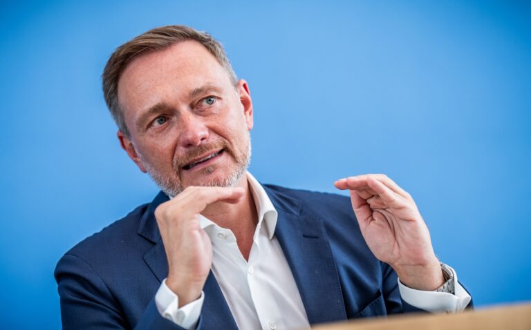 17.07.2024, Berlin: Christian Lindner (FDP), Bundesminister der Finanzen, nimmt an der Pressekonferenz zum Entwurf für den Haushalt 2025 und den Nachtragshaushalt 2024 teil. Foto: Michael Kappeler/dpa +++ dpa-Bildfunk +++ (KEYSTONE/DPA/Michael Kappeler)