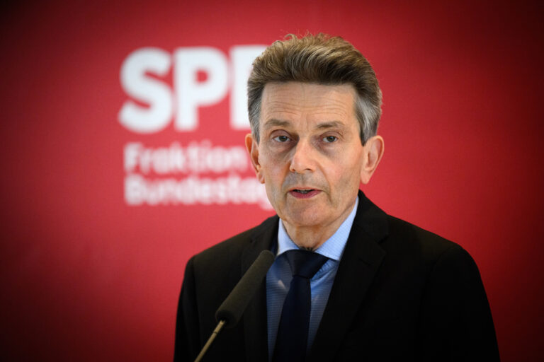 ARCHIV - 02.07.2024, Berlin: Rolf Mützenich, Vorsitzender der SPD-Bundestagsfraktion, äußert sich anlässlich der Sitzung der Bundestagsfraktion der Sozialdemokratischen Partei Deutschlands im Deutschen Bundestag. (zu dpa: «Mützenich fürchtet Eskalation durch US-Raketen in Deutschland») Foto: Bernd von Jutrczenka/dpa +++ dpa-Bildfunk +++ (KEYSTONE/DPA/Bernd von Jutrczenka)