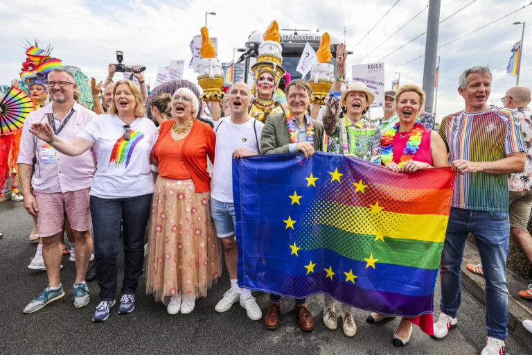 21.07.2024, Nordrhein-Westfalen, Köln: Jens Pielhau (von links), Vorstand Cologne Pride, Bärbel Bas (SPD), Bundestagspräsidentin, Claudia Roth (Grüne), Staatsministerin für Kultur und Medien, Martin Hommel, Karl Lauterbach (SPD) Bundesgesundheitsminister, Henriette Reker, Oberbürgermeisterin der Stadt Köln, Ina Brandes (CDU), Ministerin für Kultur und Wissenschaft beim CSD in Köln. Mit mehr als 60 000 Teilnehmern und über eine Million erwarteten Besuchern gilt der Kölner CSD als einer der größten in Europa. Foto: Christoph Reichwein/dpa +++ dpa-Bildfunk +++ (KEYSTONE/DPA/Christoph Reichwein)