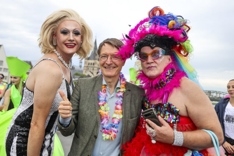 21.07.2024, Nordrhein-Westfalen, Köln: Dragqueen Meryl Deep (l) und Karl Lauterbach (M, SPD), Bundesgesundheitsminister, beim CSD in Köln. Mit mehr als 60 000 Teilnehmern und über eine Million erwarteten Besuchern gilt der Kölner CSD als einer der größten in Europa. Foto: Christoph Reichwein/dpa +++ dpa-Bildfunk +++ (KEYSTONE/DPA/Christoph Reichwein)