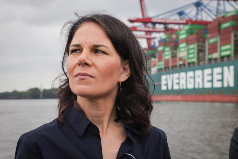 26.07.2024, Hamburg: Annalena Baerbock (Bündnis 90/Die Grünen), Außenministerin, unterhält sich auf dem Heck der Barkasse 