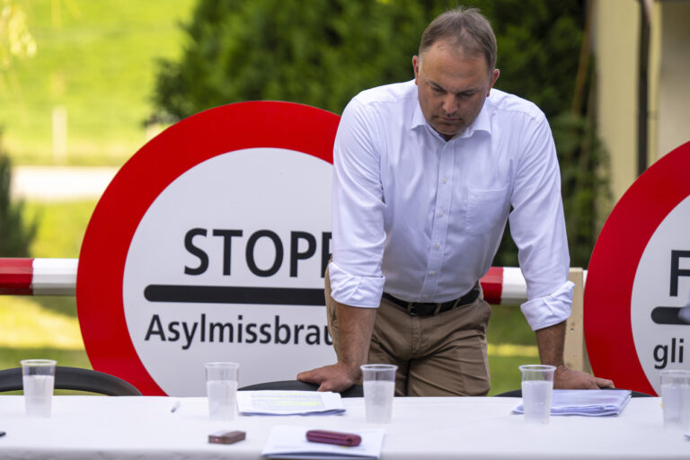 Marcel Dettling, Praesident und Nationalrat von der SVP Schweiz, spricht an einer Medienkonferenz zur Schweizer Asyl-und Migrationspolitik, am Dienstag, 30. Juli 2024, in Giffers. Sie werfen Bundesrat Beat Jans versagen in der Asylpolitik vor. (KEYSTONE/Peter Schneider).