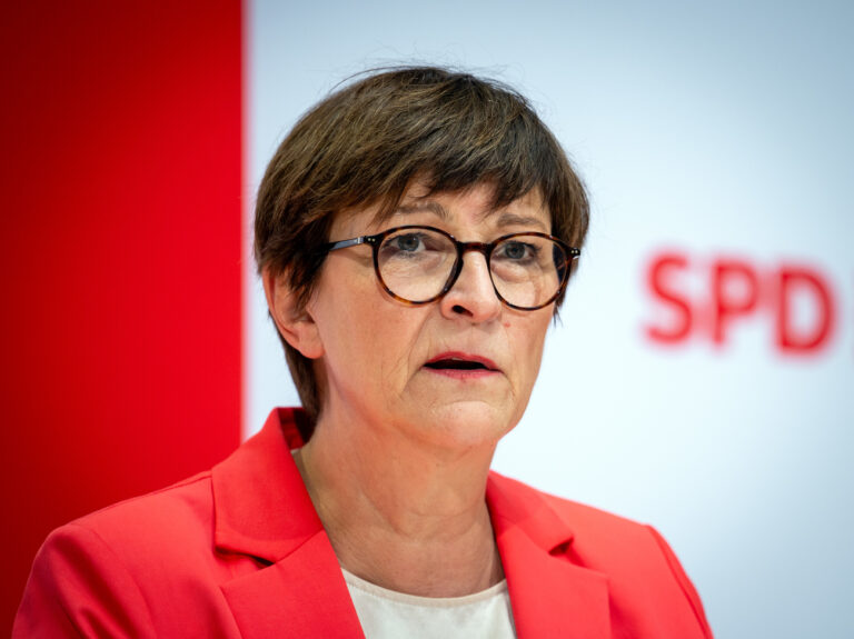 ARCHIV - 01.07.2024, Berlin: Saskia Esken, SPD-Parteivorsitzende, spricht nach der Sitzung von Präsidium und Parteivorstand während der anschliessenden Pressekonferenz im Willy-Brandt-Haus. (zu dpa: «Söder zu Haushaltsstreit: Ampel kann nicht seriös regieren») Foto: Soeren Stache/dpa +++ dpa-Bildfunk +++ (KEYSTONE/DPA/Soeren Stache)