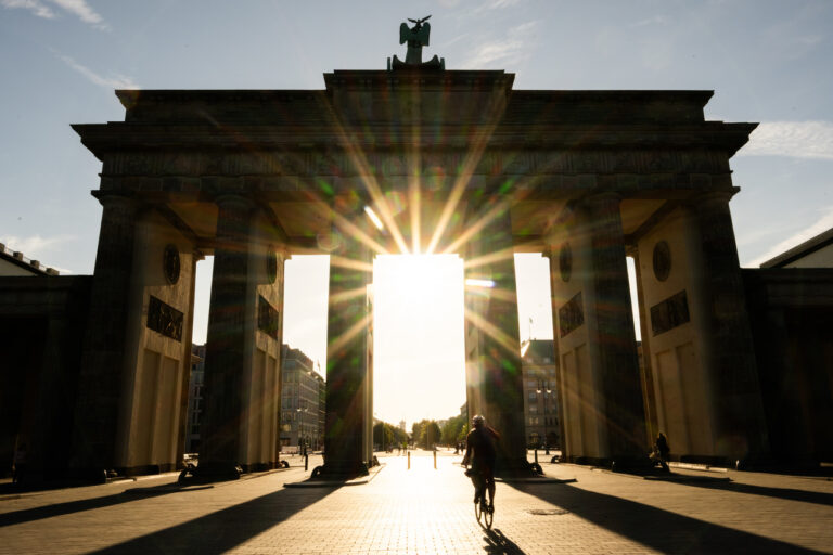 11.08.2024, Berlin: Die Sonne geht hinter dem Brandenburger Tor auf. Foto: Christophe Gateau/dpa +++ dpa-Bildfunk +++ (KEYSTONE/DPA/Christophe Gateau)