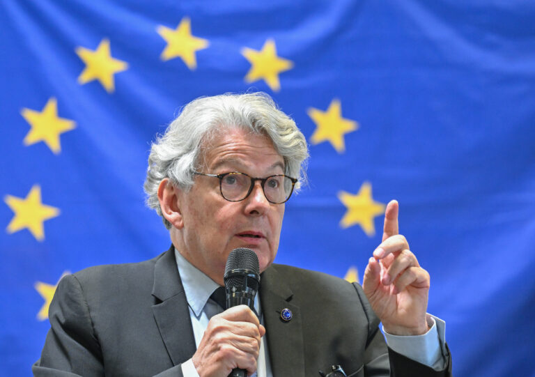 ARCHIV - 17.05.2024, Sachsen, Spreetal: Thierry Breton, EU-Kommissar für Binnenmarkt und Dienstleistungen, spricht auf der Veranstaltung «Wirtschaftstransformation, Net-Zero Valley und Digitalisierung» im DOCK3 an der Landesgrenze zu Sachsen und Brandenburg. (zu dpa: «EU-Kommissar warnt Musks X kurz vor Trump-Interview») Foto: Patrick Pleul/dpa +++ dpa-Bildfunk +++ (KEYSTONE/DPA/Patrick Pleul)