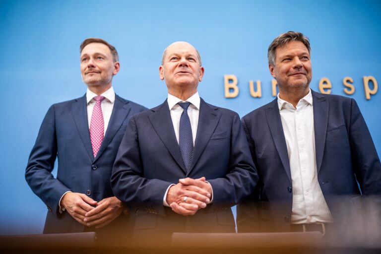 ARCHIV - 05.07.2024, Berlin: Bundeskanzler Olaf Scholz (SPD,M) Robert Habeck (Bündnis 90/Die Grünen , r), Bundesminister für Wirtschaft und Klimaschutz, und Christian Lindner (FDP), Bundesminister der Finanzen, nehmen an einer Pressekonferenz zum Haushaltsplan 2025 teil. Die Koalitionsparteien haben sich auf einen Entwurf zum Haushalt geeinigt. (zu dpa: «Neue Ampel-Einigung auf Bundeshaushalt») Foto: Michael Kappeler/dpa +++ dpa-Bildfunk +++ (KEYSTONE/DPA/Michael Kappeler)